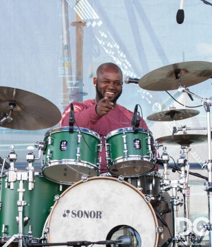 Charlie Wooton performs at the  2019 French Quarter Fest