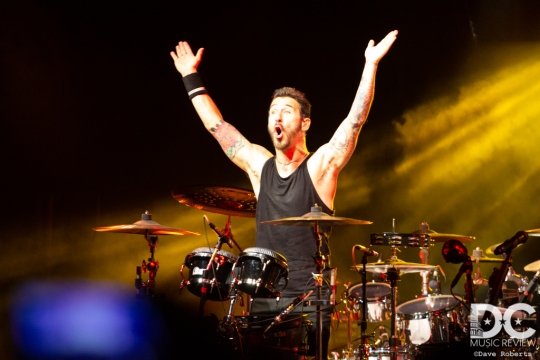 Sully Erna exciting the crowd