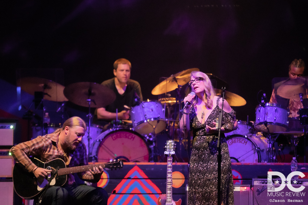 Derek and Susan perform "I Can See You Smiling"